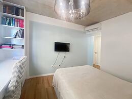 Urban Retreat Elegant Modern Apartment With Balcony in Villa del Parqu
