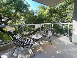 Urban Retreat Elegant Modern Apartment With Balcony in Villa del Parqu