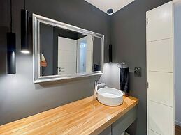 Urban Retreat Elegant Modern Apartment With Balcony in Villa del Parqu