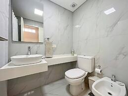 Urban Retreat Elegant Modern Apartment With Balcony in Villa del Parqu