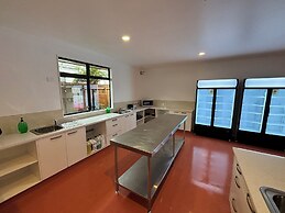 Palm Tree Lodge & Backpackers