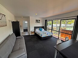 Palm Tree Lodge & Backpackers