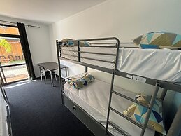 Palm Tree Lodge & Backpackers