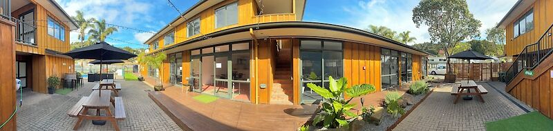 Palm Tree Lodge & Backpackers