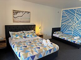 Palm Tree Lodge & Backpackers