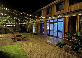 Palm Tree Lodge & Backpackers