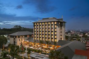 Modena by Fraser Vĩnh Yên