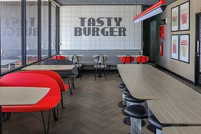 Hotel O Cikarang Near Apartment Riverdale