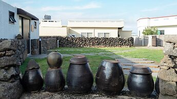 Jeju Staysosoheon Dokchae Pension