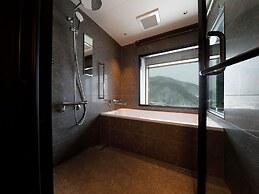 EXECUTIVE SUITE SUIREI