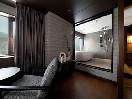 EXECUTIVE SUITE SUIREI