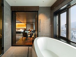 EXECUTIVE SUITE SUIREI