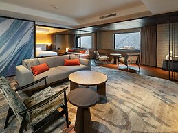 EXECUTIVE SUITE SUIREI