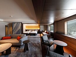 EXECUTIVE SUITE SUIREI