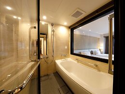 EXECUTIVE SUITE SUIREI