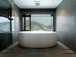 EXECUTIVE SUITE SUIREI