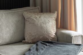 Apartment With Parking by Renters