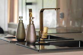 Apartment With Parking by Renters