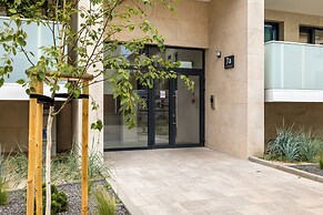 Apartment With Parking by Renters