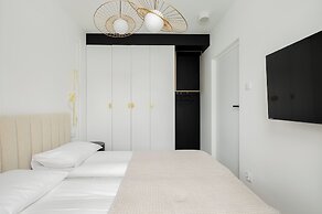 Apartment With Parking by Renters