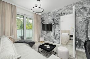 Apartment With Parking by Renters