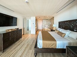 3BR Ground Floor Condo With Direct Pool Access