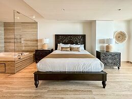 3BR Ground Floor Condo With Direct Pool Access