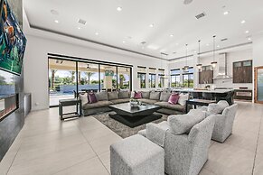 Palm Villa- Luxury 7 Bed, Pickleball, Volleyball, Golf