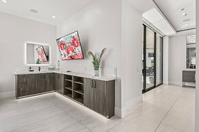 Palm Villa- Luxury 7 Bed, Pickleball, Volleyball, Golf