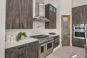 Palm Villa- Luxury 7 Bed, Pickleball, Volleyball, Golf