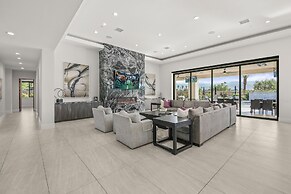 Palm Villa- Luxury 7 Bed, Pickleball, Volleyball, Golf