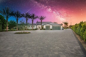 Palm Villa- Luxury 7 Bed, Pickleball, Volleyball, Golf