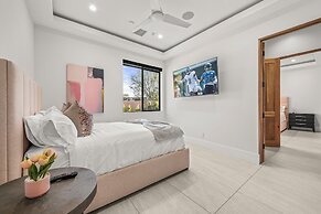 Palm Villa- Luxury 7 Bed, Pickleball, Volleyball, Golf