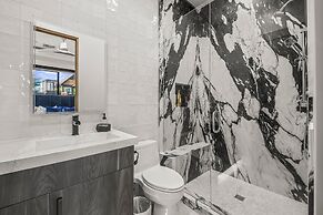 Palm Villa- Luxury 7 Bed, Pickleball, Volleyball, Golf