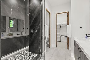 Palm Villa- Luxury 7 Bed, Pickleball, Volleyball, Golf