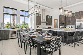 Palm Villa- Luxury 7 Bed, Pickleball, Volleyball, Golf