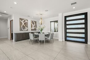 Palm Villa- Luxury 7 Bed, Pickleball, Volleyball, Golf