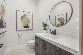 Palm Villa- Luxury 7 Bed, Pickleball, Volleyball, Golf