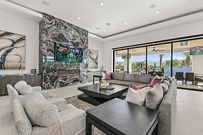 Palm Villa- Luxury 7 Bed, Pickleball, Volleyball, Golf