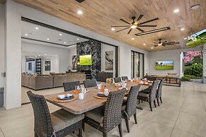 Palm Villa- Luxury 7 Bed, Pickleball, Volleyball, Golf