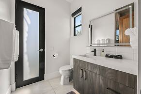 Palm Villa- Luxury 7 Bed, Pickleball, Volleyball, Golf