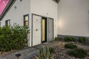 Palm Villa- Luxury 7 Bed, Pickleball, Volleyball, Golf