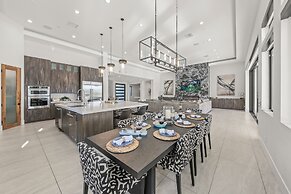 Palm Villa- Luxury 7 Bed, Pickleball, Volleyball, Golf