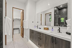 Palm Villa- Luxury 7 Bed, Pickleball, Volleyball, Golf