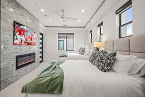 Palm Villa- Luxury 7 Bed, Pickleball, Volleyball, Golf