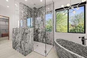 Palm Villa- Luxury 7 Bed, Pickleball, Volleyball, Golf