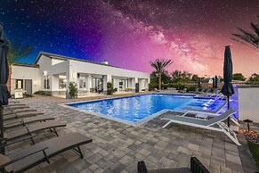 Palm Villa- Luxury 7 Bed, Pickleball, Volleyball, Golf