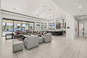 Palm Villa- Luxury 7 Bed, Pickleball, Volleyball, Golf