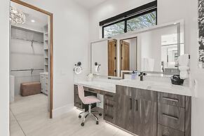 Palm Villa- Luxury 7 Bed, Pickleball, Volleyball, Golf