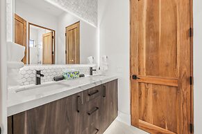 Palm Villa- Luxury 7 Bed, Pickleball, Volleyball, Golf